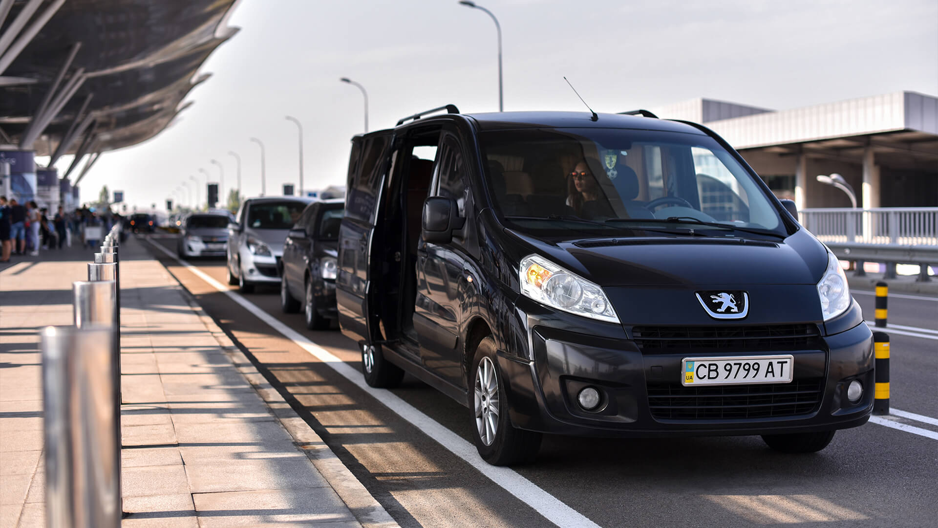 hanse business travel transfer und limousinenservice flughafentransfer schwarzer kleinbus wartet am flughafen auf passagiere