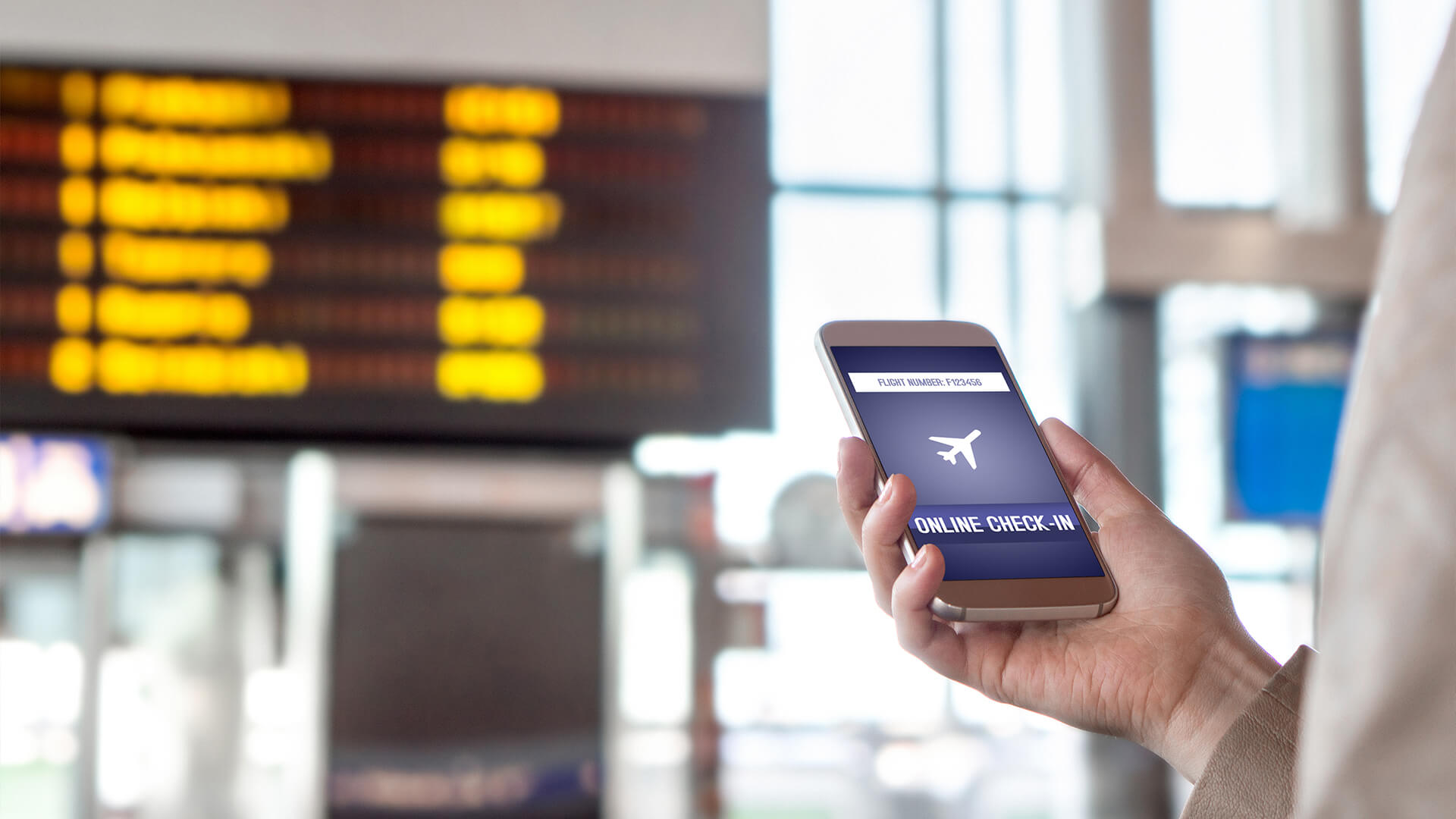hanse business travel travel tools mann steht mit handy und online checkin in terminal